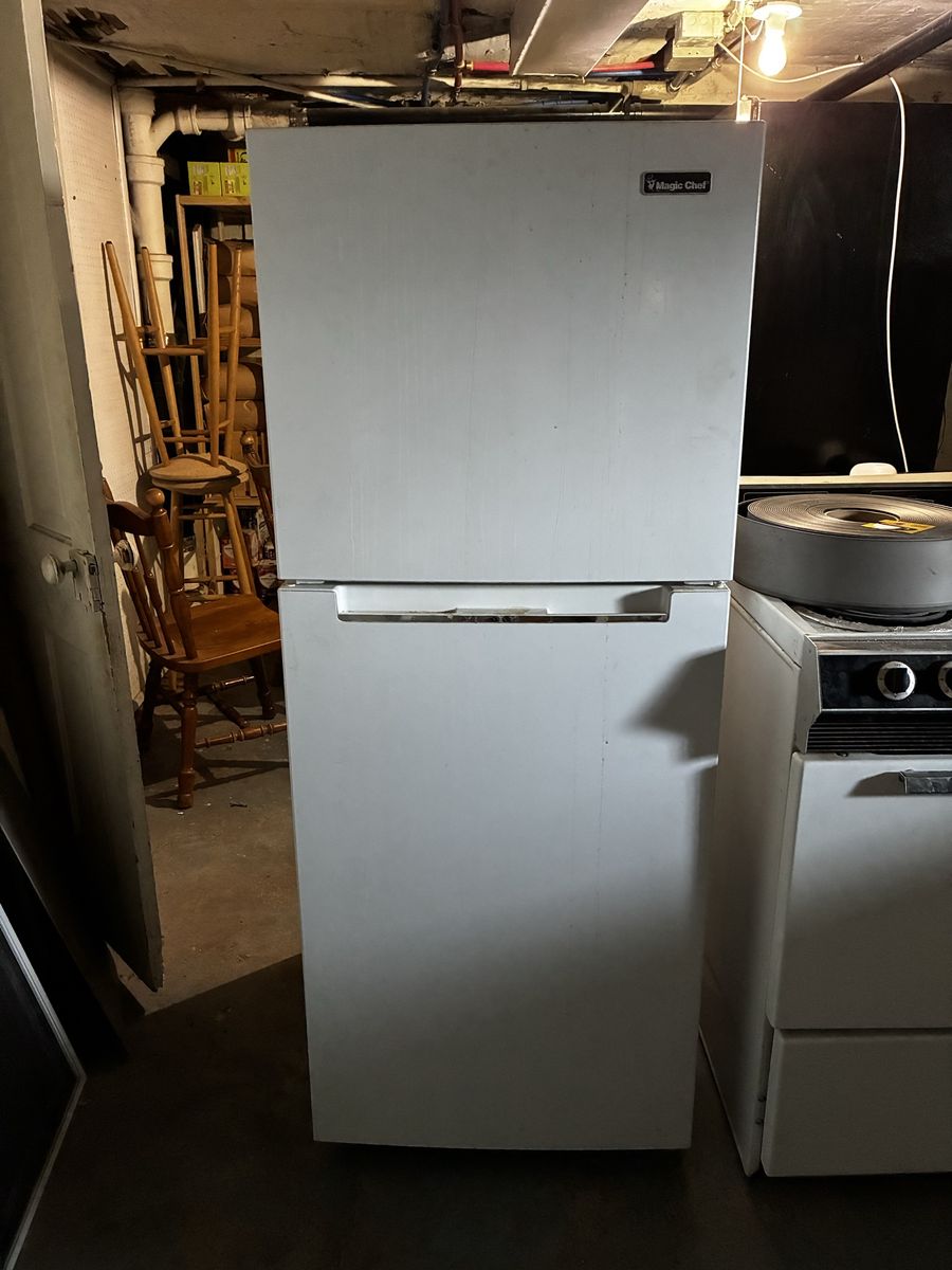 Magic Chef Mini Refrigerator/Freezer Combo - White (Non-Working, for Parts/Scrap)