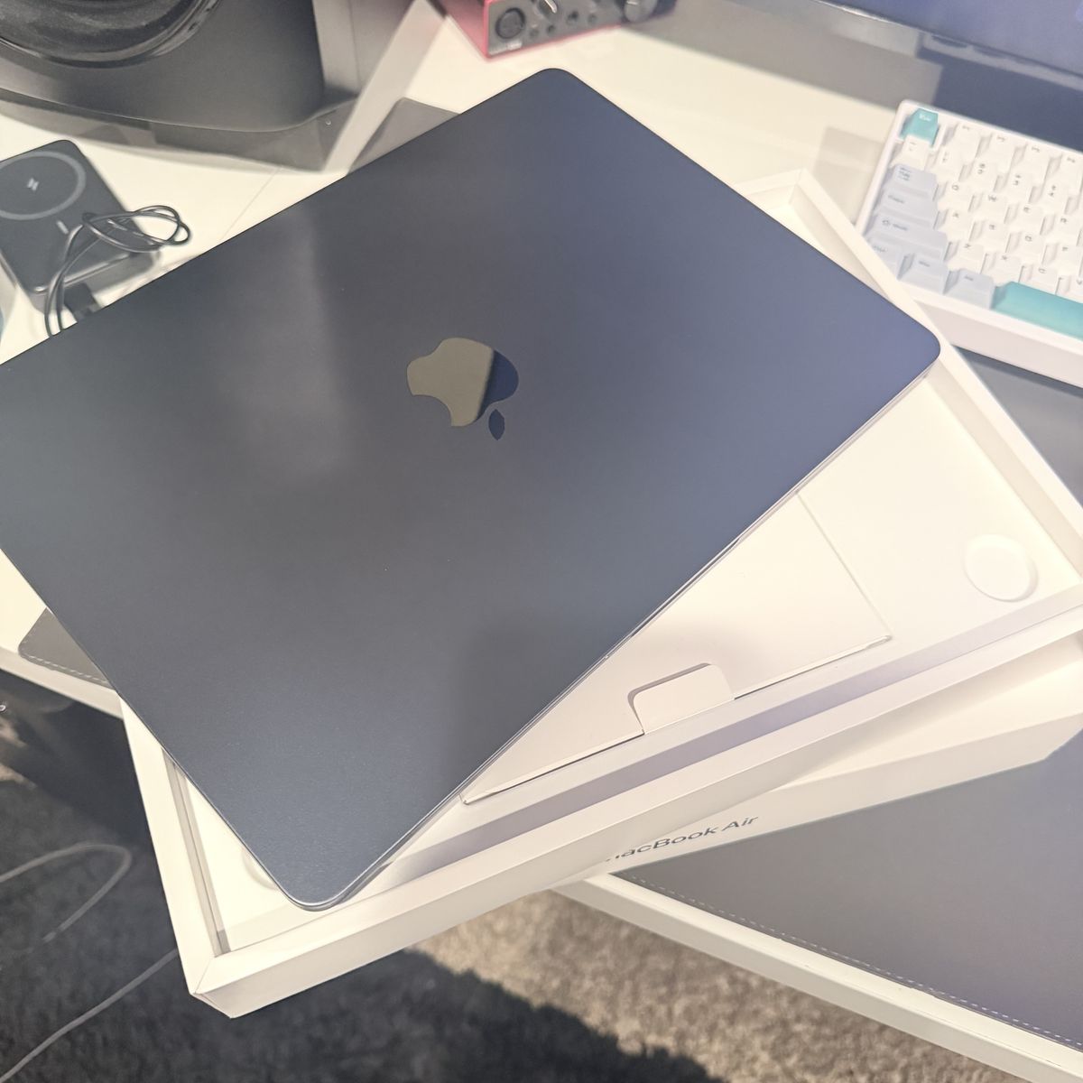 13-Inch MacBook Air M2 – 8GB RAM / 256GB SSD – Midnight