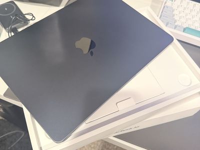 13-Inch MacBook Air M2 – 8GB RAM / 256GB SSD – Midnight