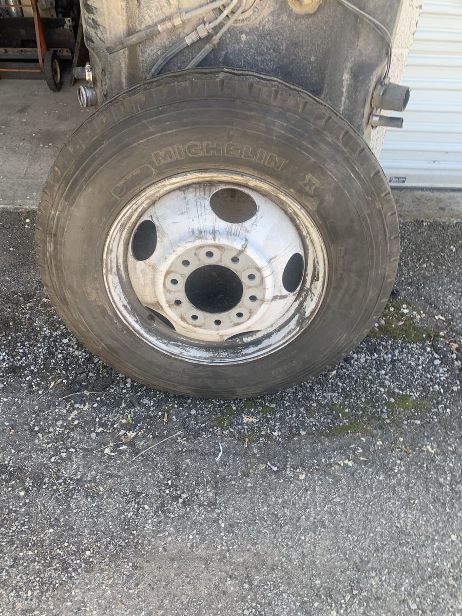8 R 19.5 XZA tire and rim