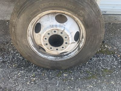 8 R 19.5 XZA tire and rim