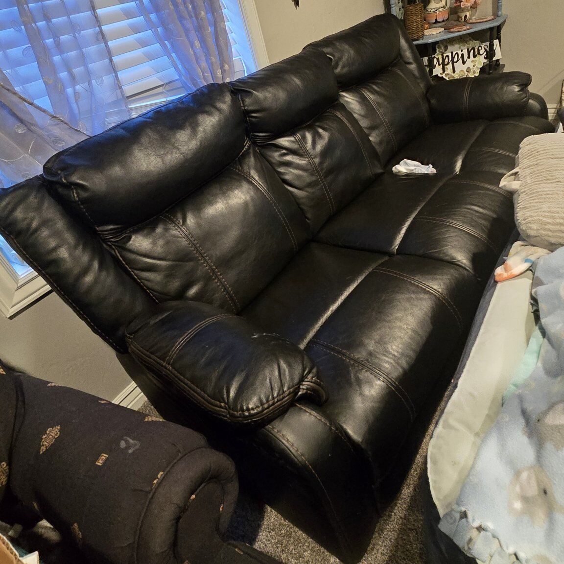 black couch set an tabel