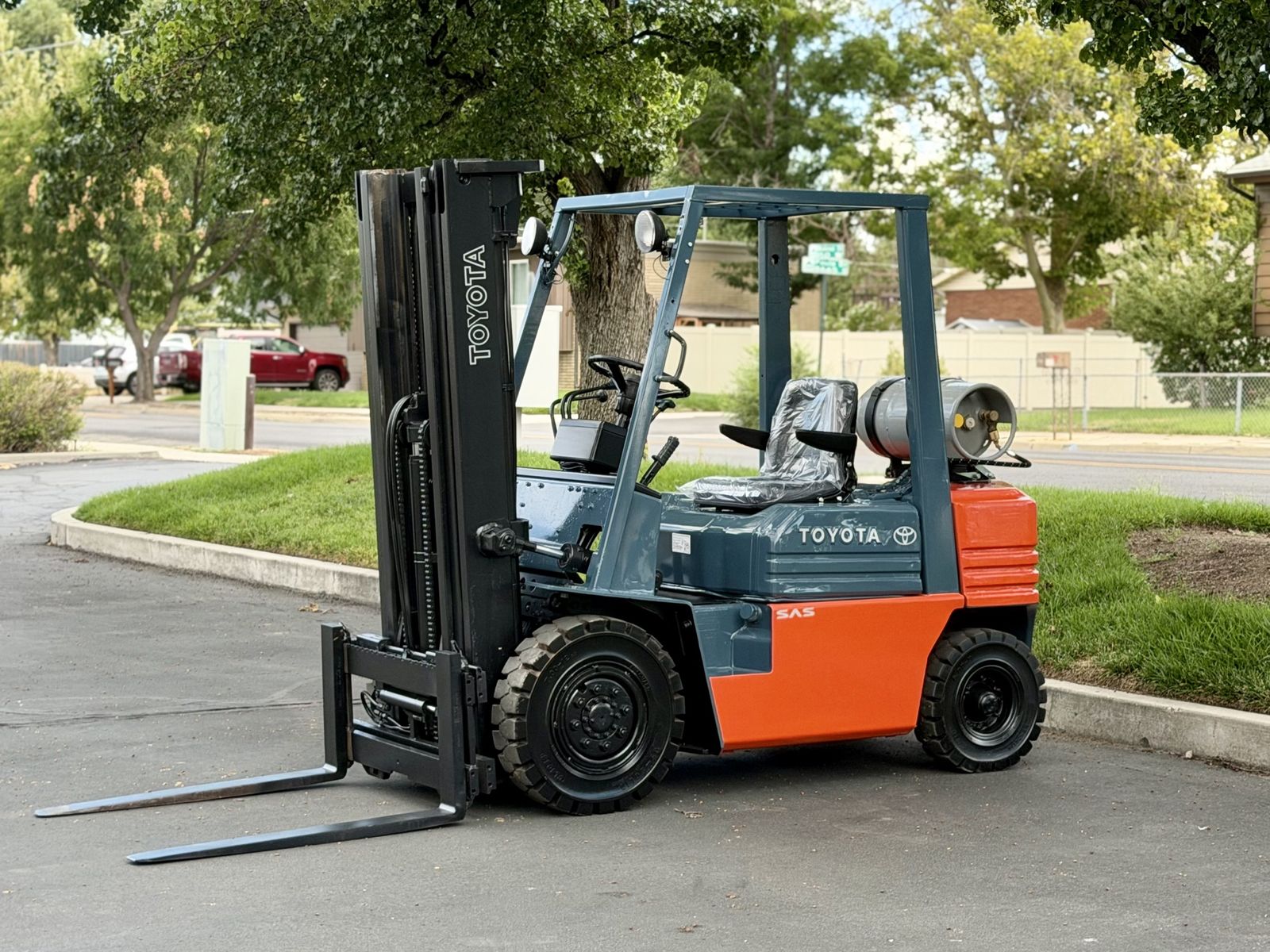 Toyota Forklift with a 5000-pound lift capacity fork lift