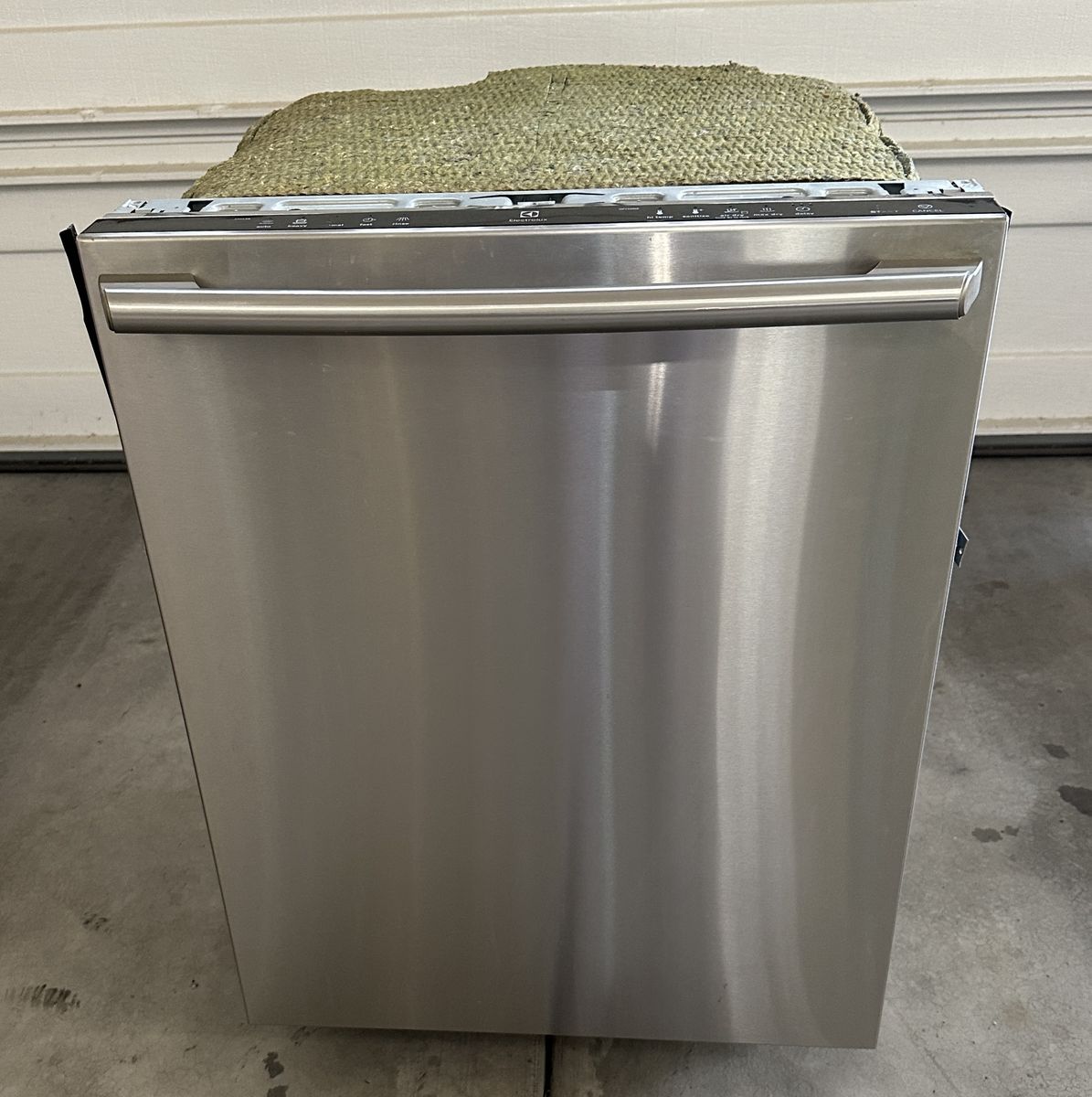 Stainless Steel Eletrolux Dishwasher - Needs Lower Door Seal