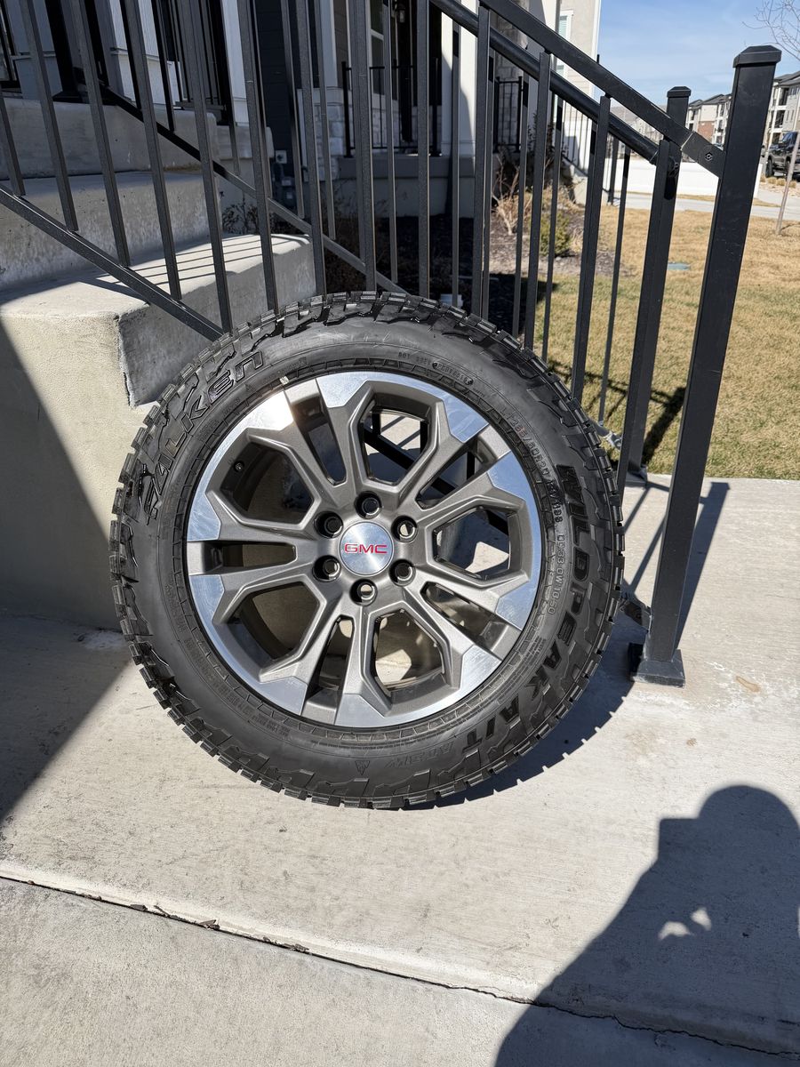 GMC Sierra 1500 Yukon Rims and Tires 265/60R20