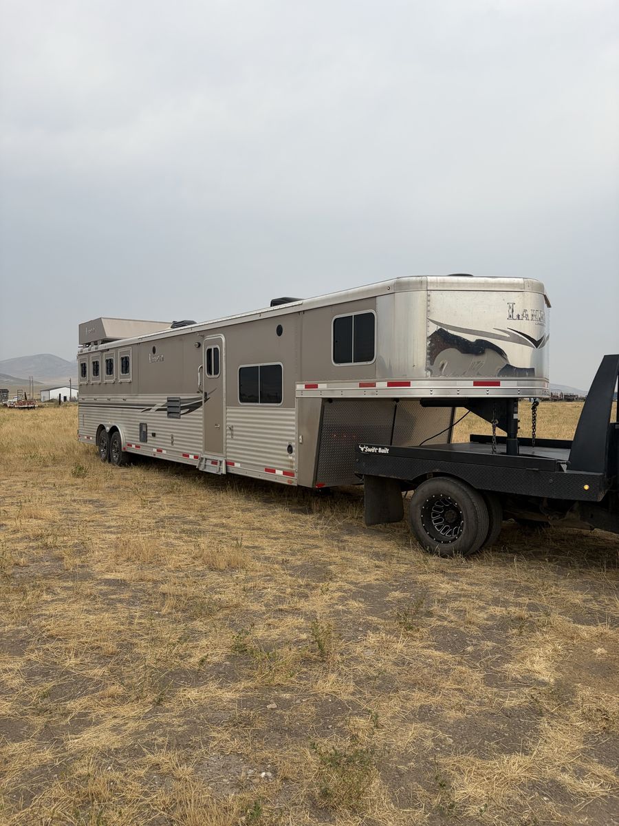 2013 Lakota Charger 4-Horse Living Quarters