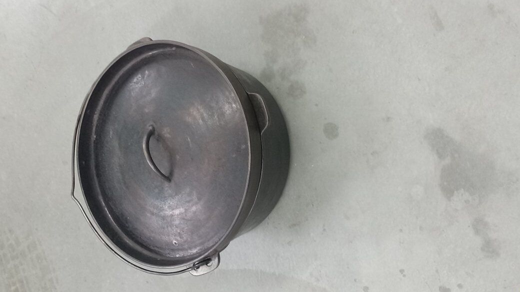large 17" cast iron Dutch oven