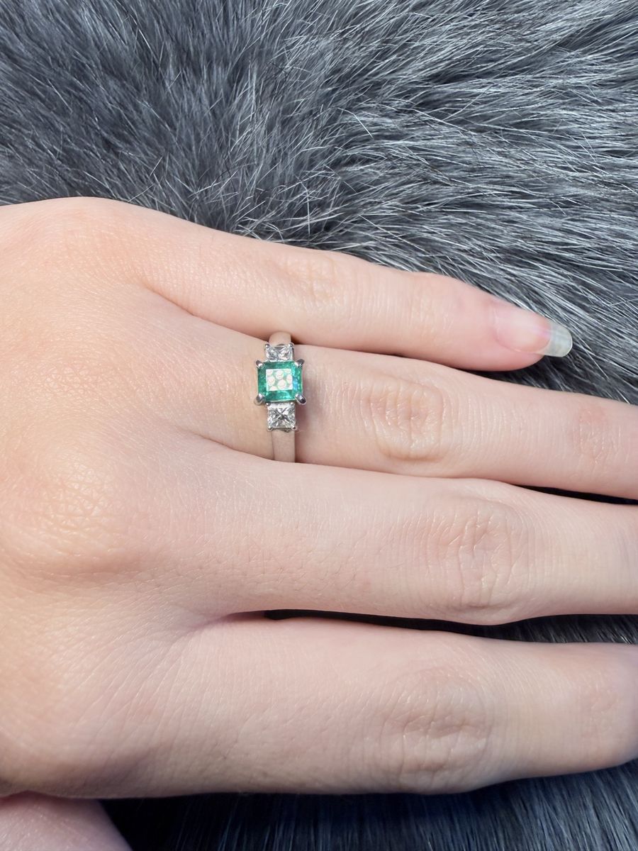 Natural Emerald and Natural Diamond Wedding/Engagement Ring