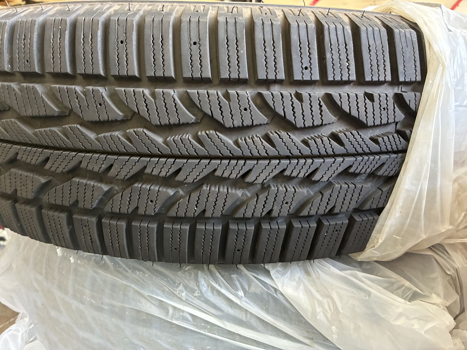 Firestone Winterforce  P235/70R16 4 snow tires