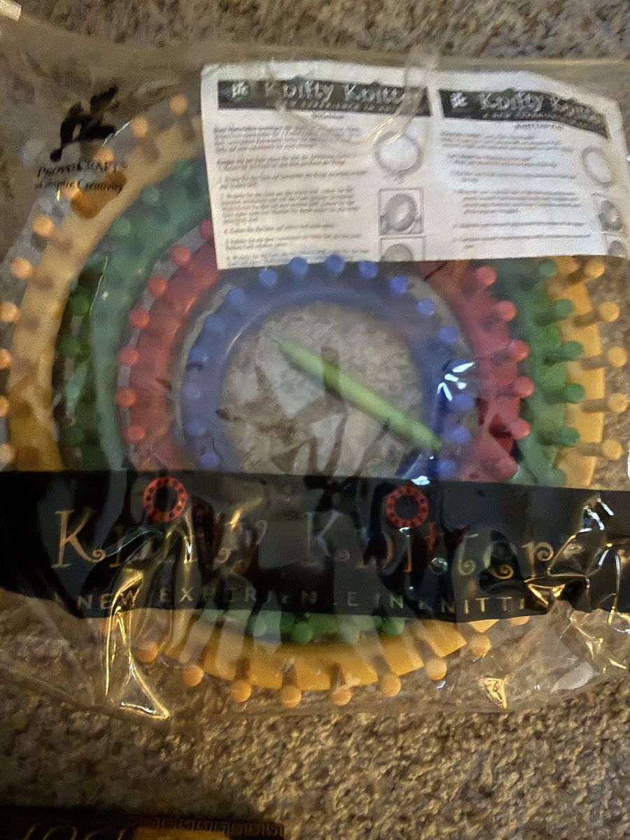 Provo Craft Knifty Knitter Round Loom Set - New Experience in Knitting