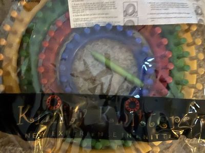 Provo Craft Knifty Knitter Round Loom Set - New Experience in Knitting