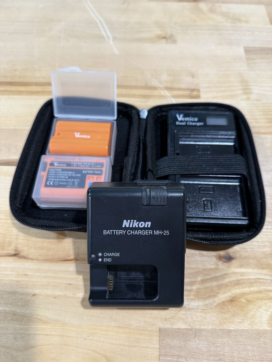 Nikon MH-25 Battery Charger & Vemico Dual Charger Kit with 2 Li-ion Batteries and Case
