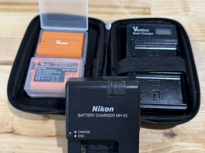 Nikon MH-25 Battery Charger & Vemico Dual Charger Kit with 2 Li-ion Batteries and Case