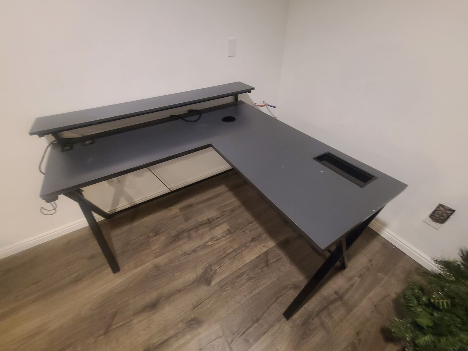 Corner computer desk