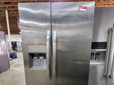 NICE FRIGIDAIRE STAINLESS STEEL SIDE BY SIDE FRIDGE! W-WARRANTY
