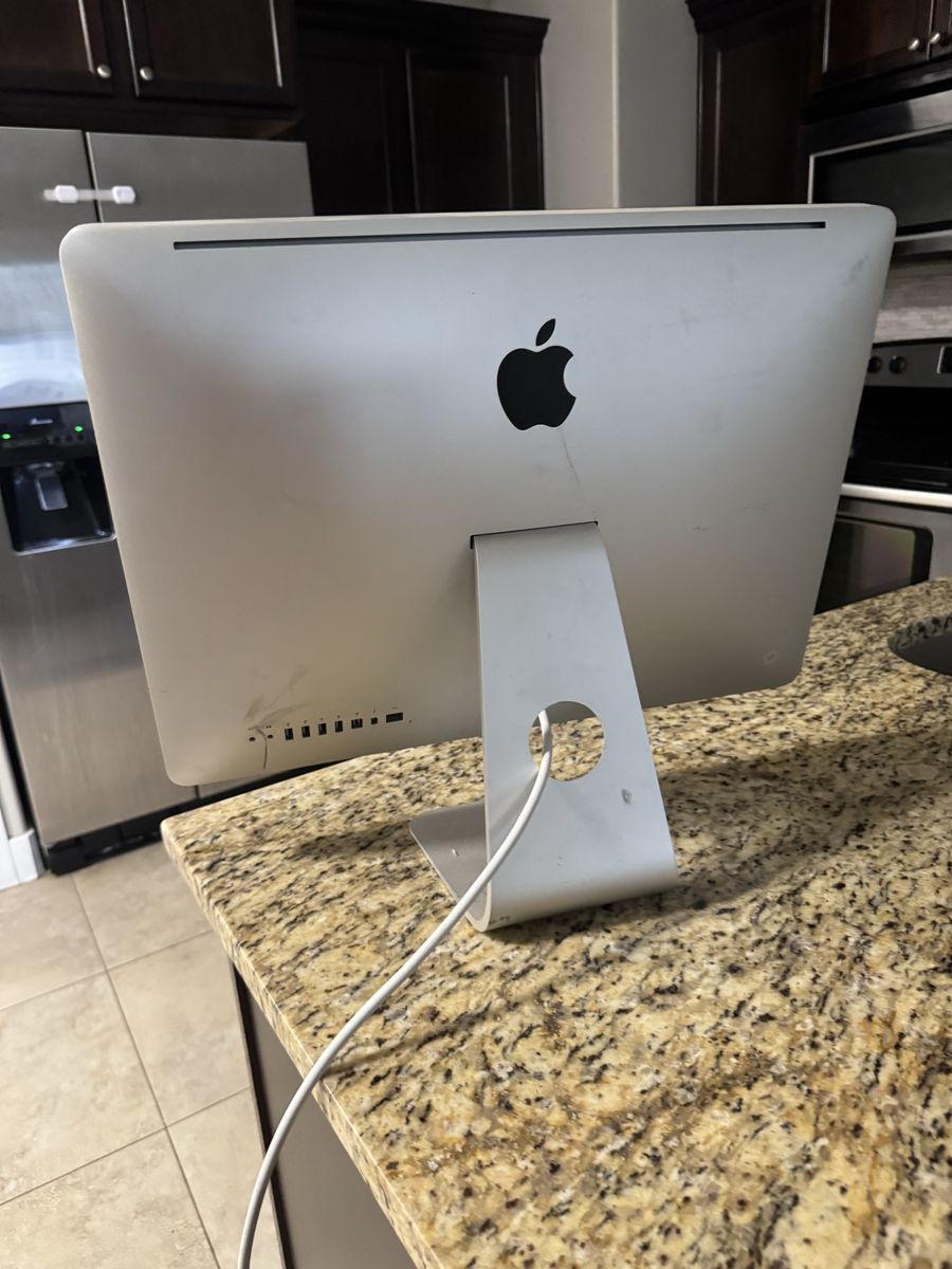Apple iMac Desktop Computer - All-in-One, 21.5-inch Display, Silver (Model A1311)