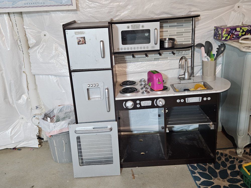 Play Kitchen w/ Accessories