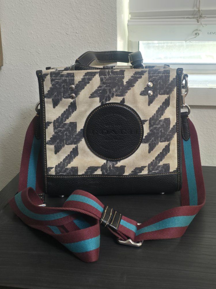 COACH Dempsey Tote 22 With Houndstooth Print And Patch CJ623
