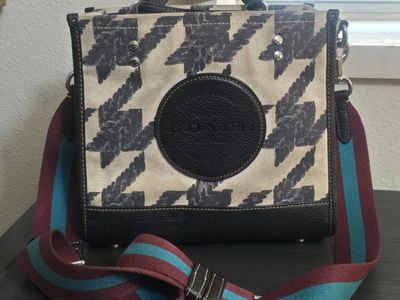 COACH Dempsey Tote 22 With Houndstooth Print And Patch CJ623