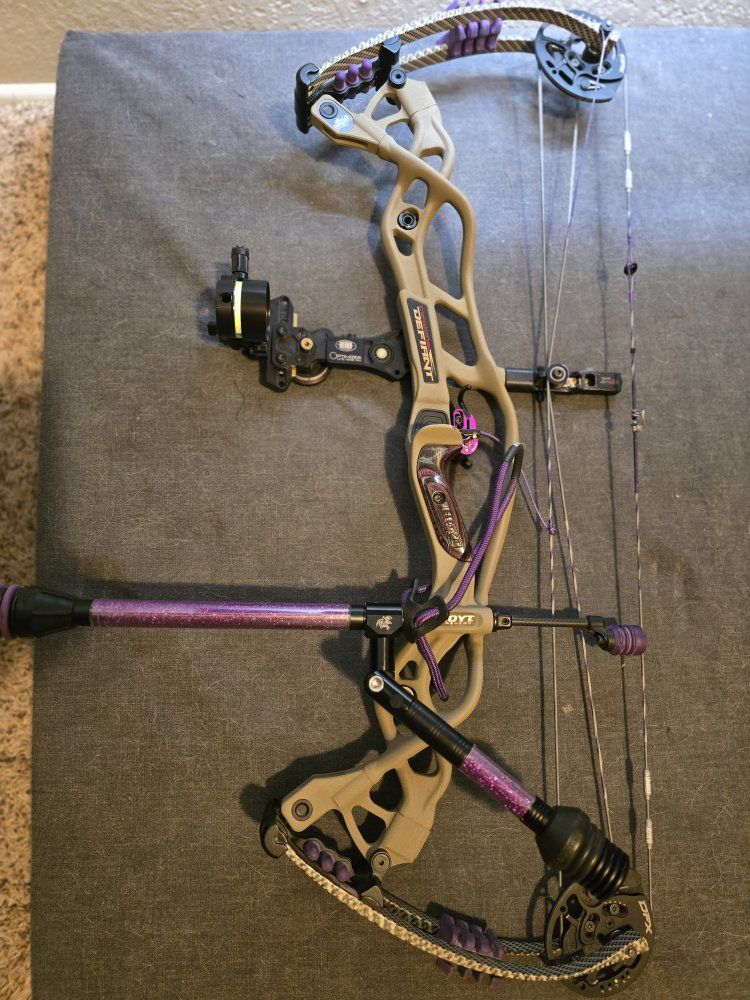 Hoyt Carbon Defiant Compound Bow