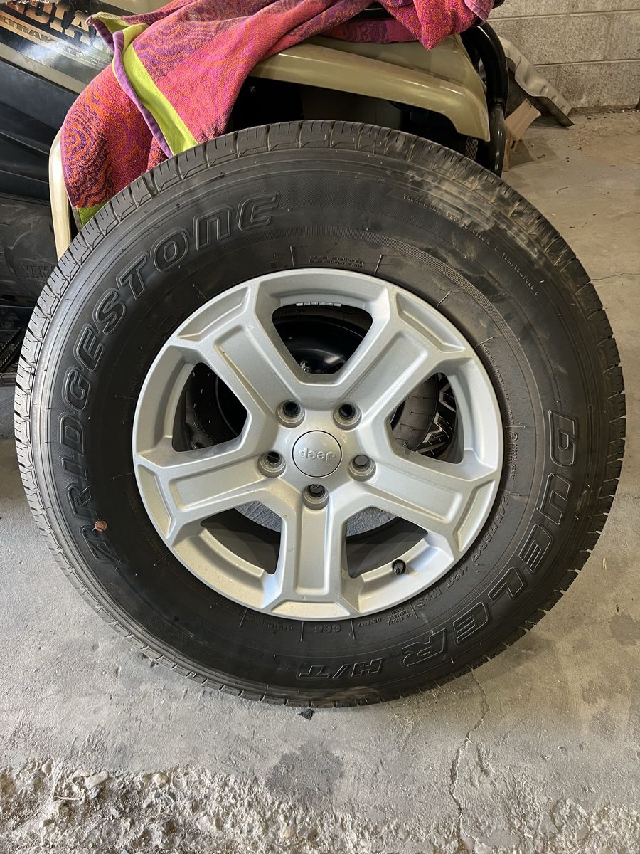 Jeep 245/75R17 Bridgestone Dueler H/T Tire & Wheel spare tire