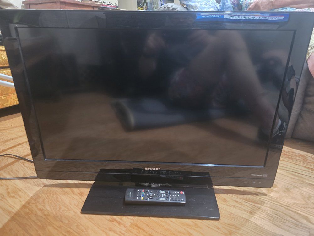 Sharp LC-32SV29U 32-inch LCD TV with Remote - Good Condition