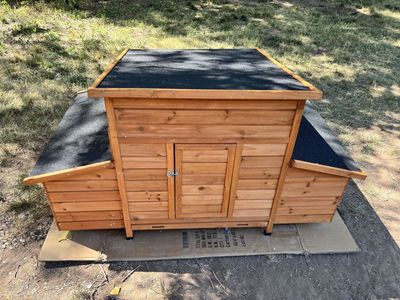 Brand New Wooden Chicken Coop with Dual Nesting Boxes – Fully Assembled!