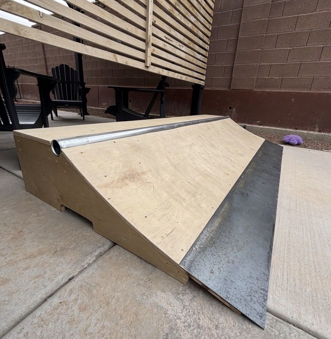 8ft wide mini ramp / quarter pipe