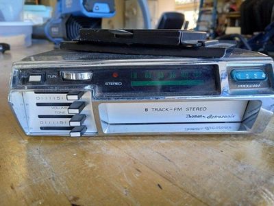 vintage bowmen astrosonic 8 track FM radio