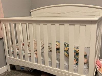 Delta Children 4-in-1 Crib and Matress