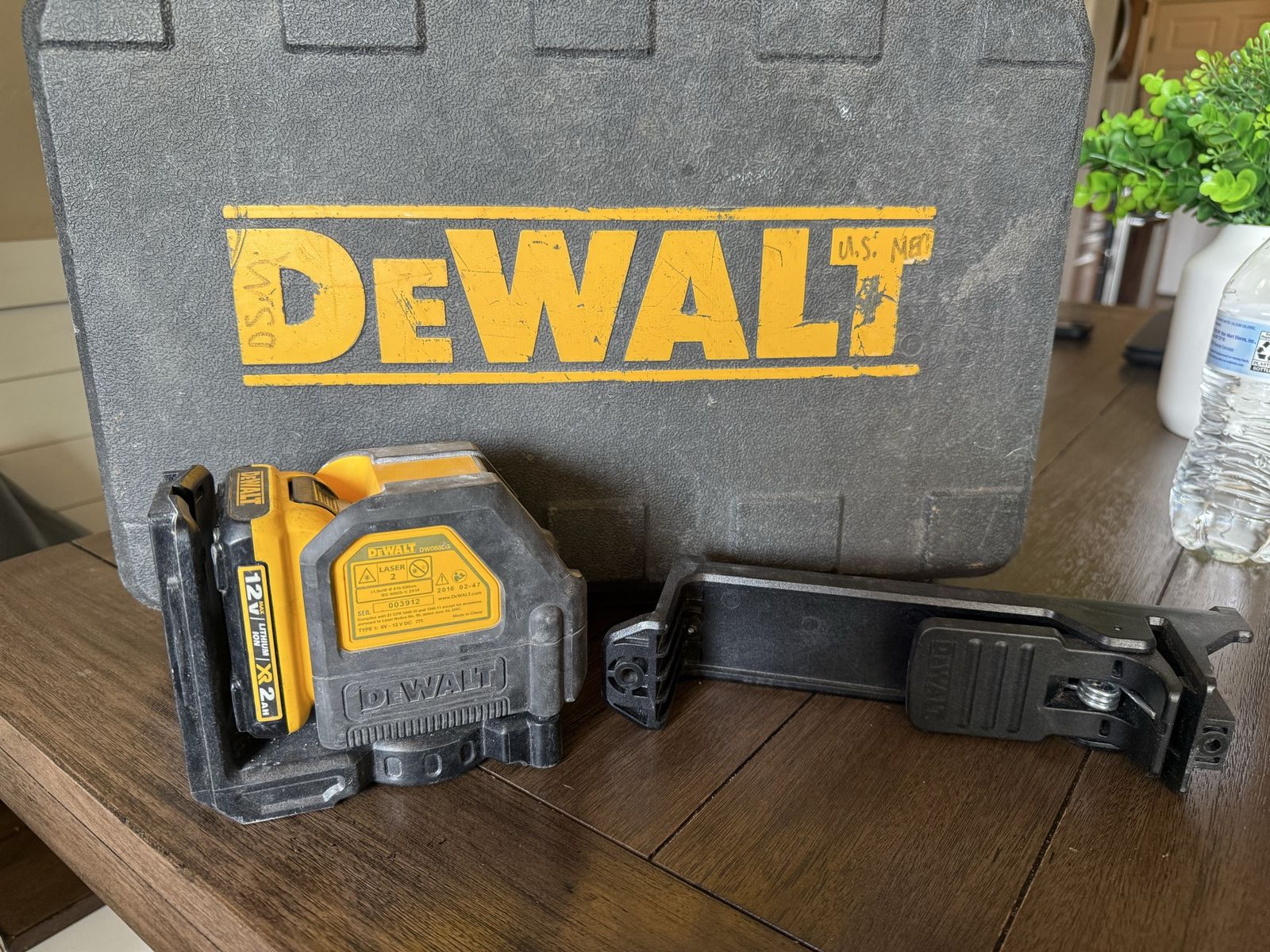 DEWALT DW088LG 12V MAX Green Cross Line Laser Level with Battery and Case