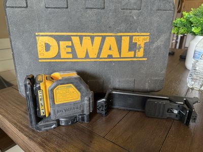 DEWALT DW088LG 12V MAX Green Cross Line Laser Level with Battery and Case