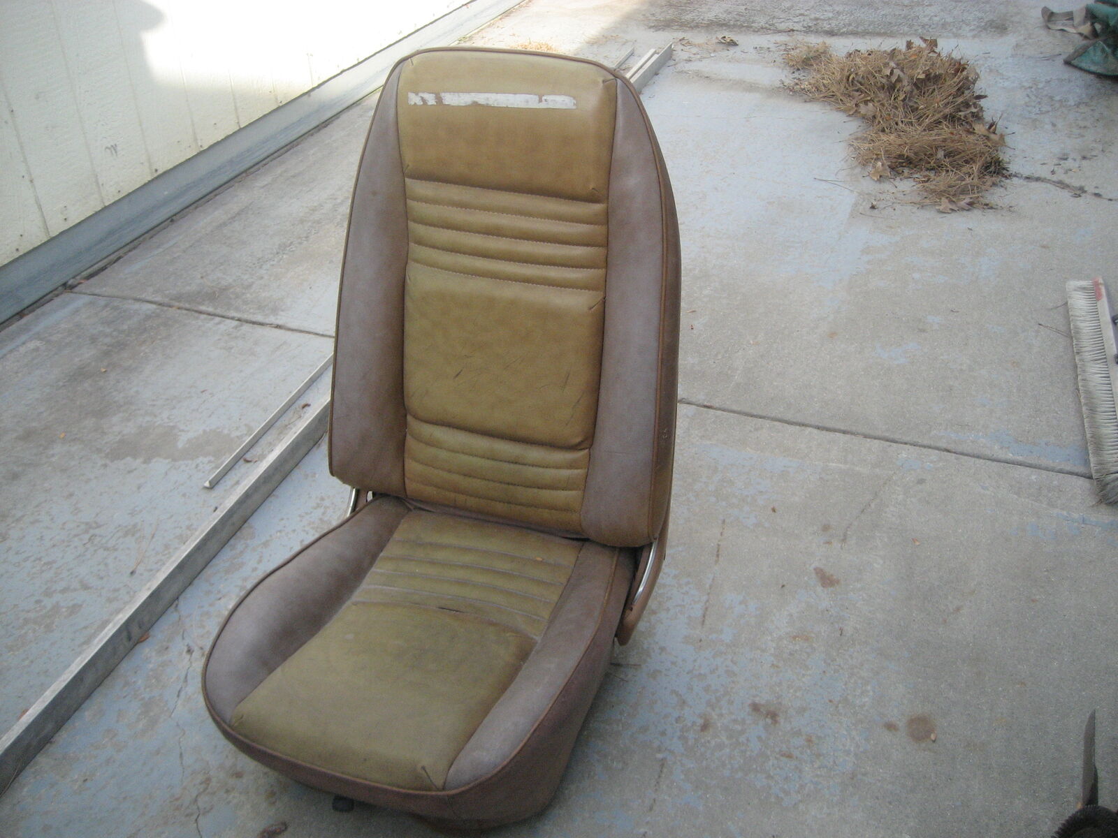 ONE PONTIAC BUCKET SEAT 1970S-1980S