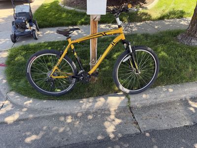 Specialized Hardrock Mountain Bike - Yellow, Used Good