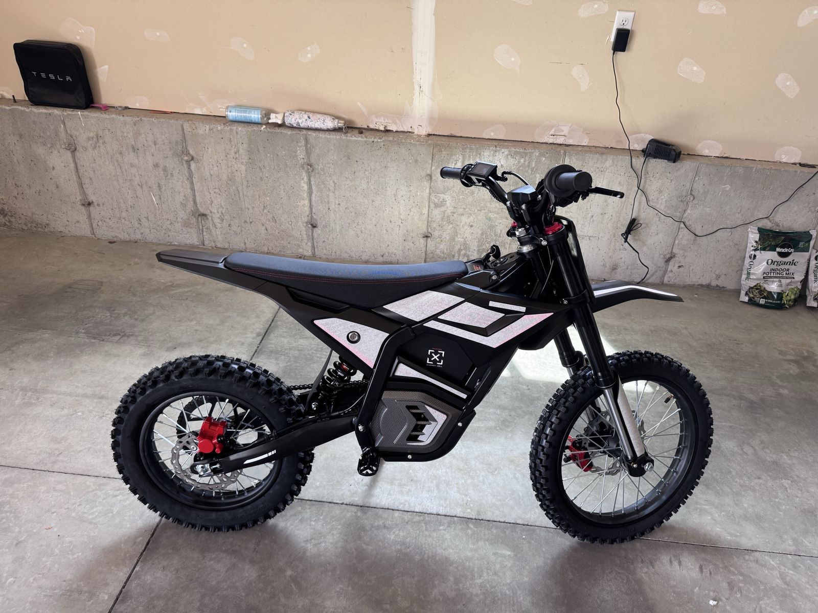 Valtinsu EM5 Pro Electric Dirt Bike - 60V 5600W Black
