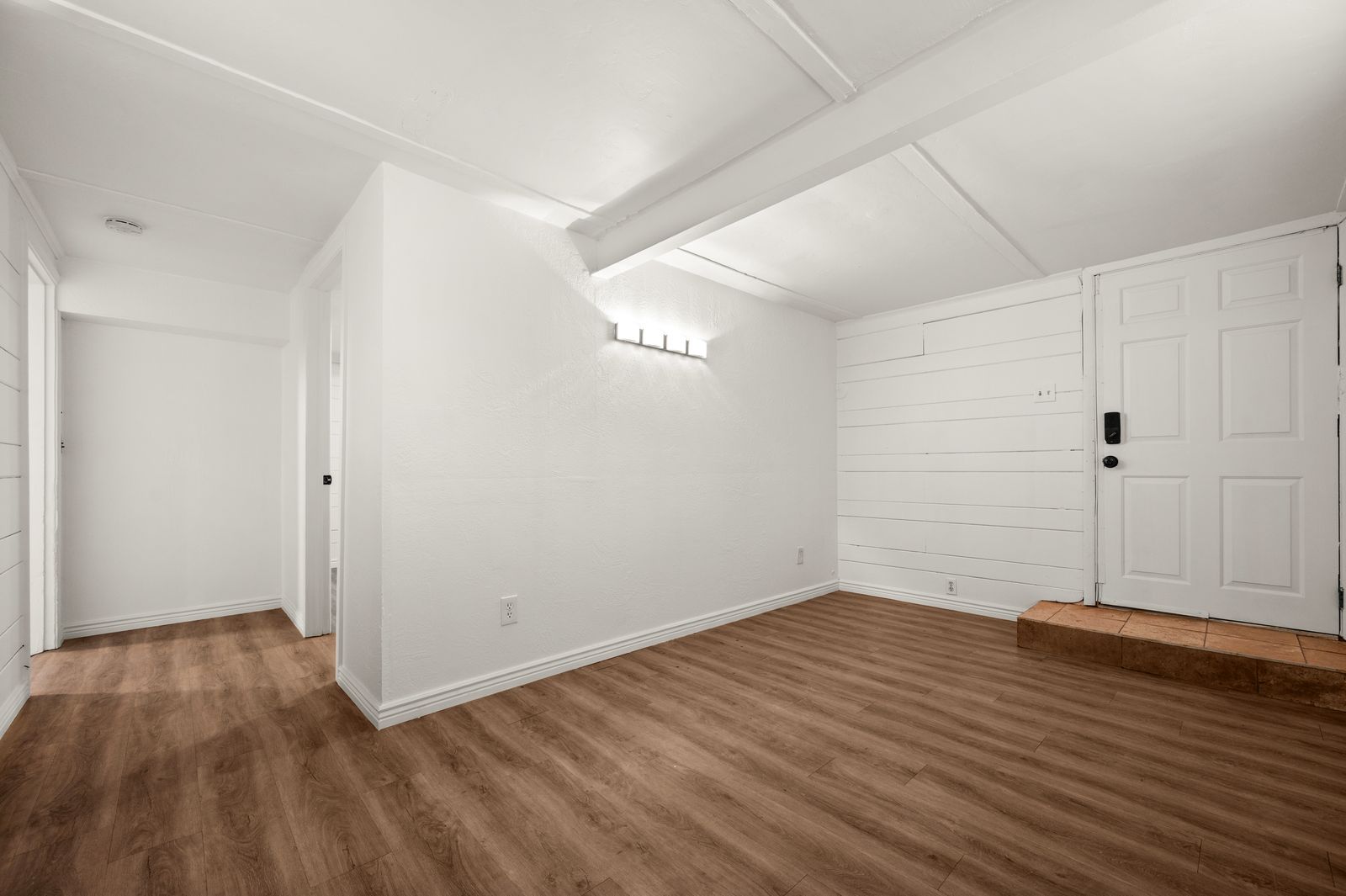 Main image 3