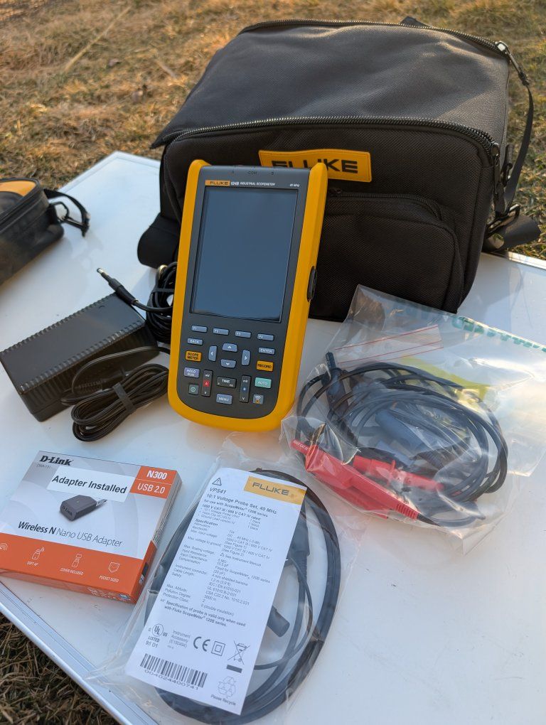 Fluke 124B Industrial ScopeMeter 40MHz Handheld Oscilloscope Multimeter
