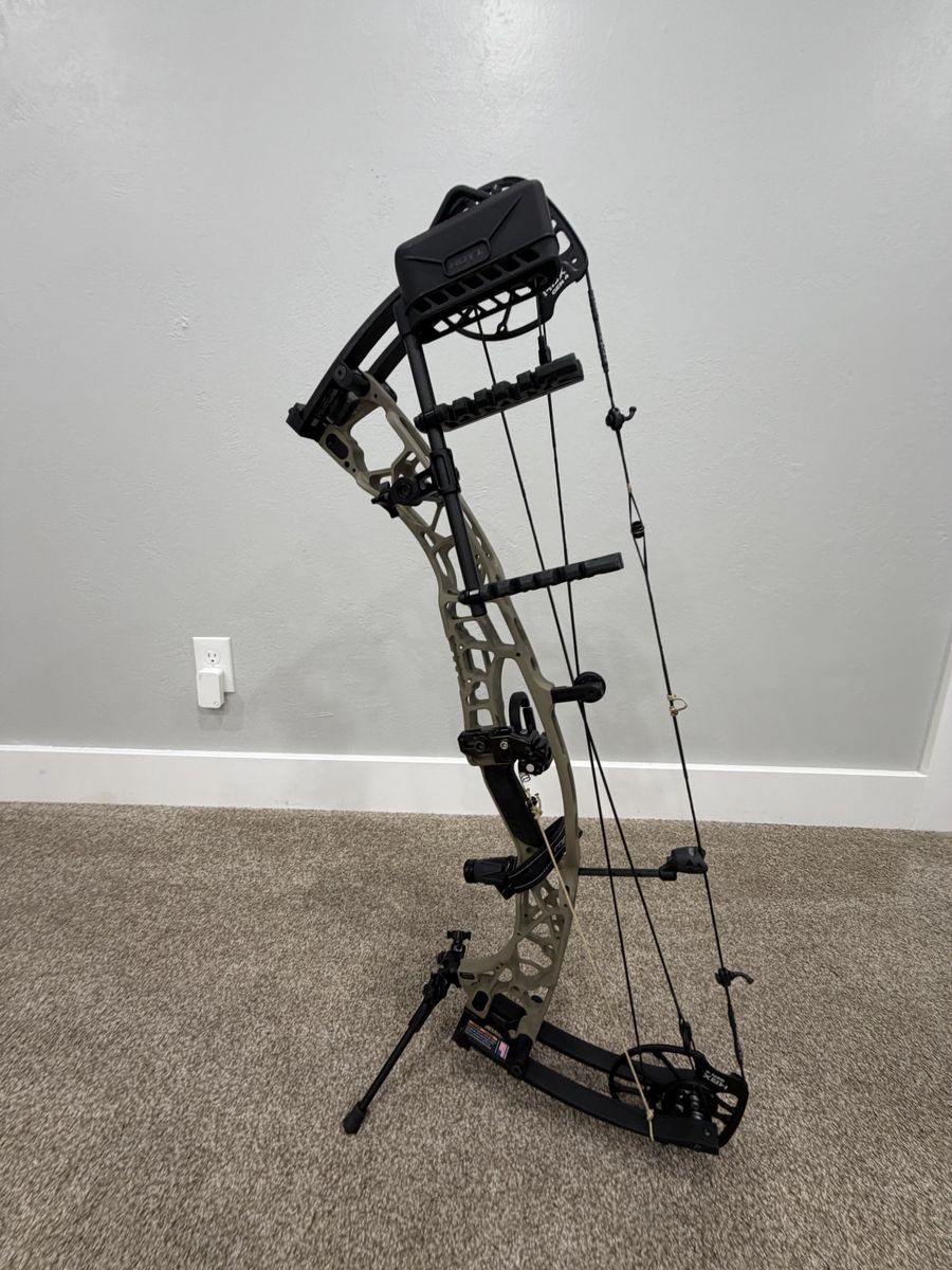 Hoyt Alpha AX3 33 (Left hand)
