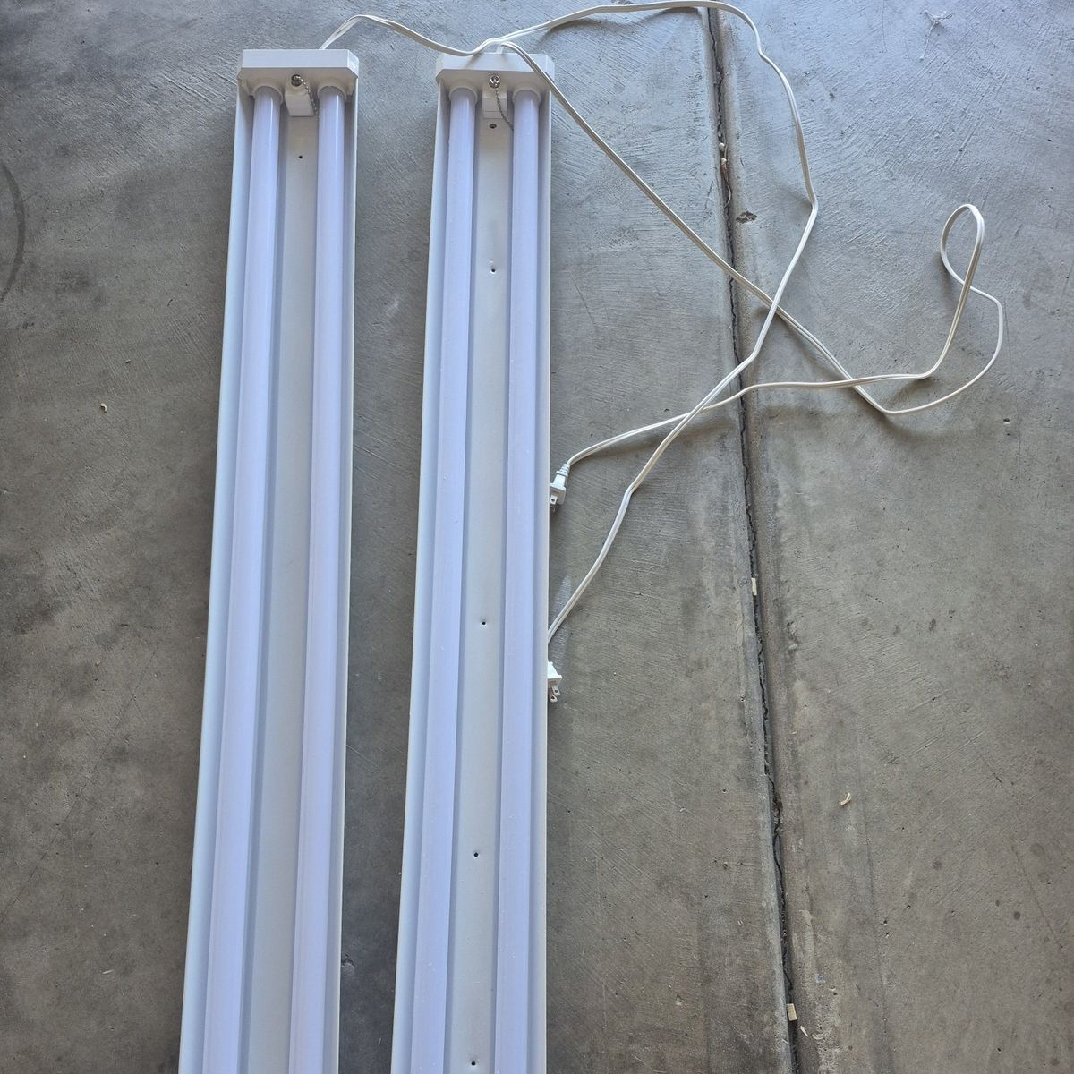 2 Feit LED 4 Foot Shop Lights Used
