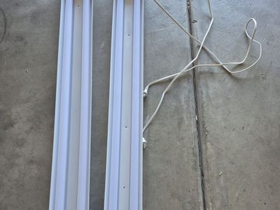 2 Feit LED 4 Foot Shop Lights Used