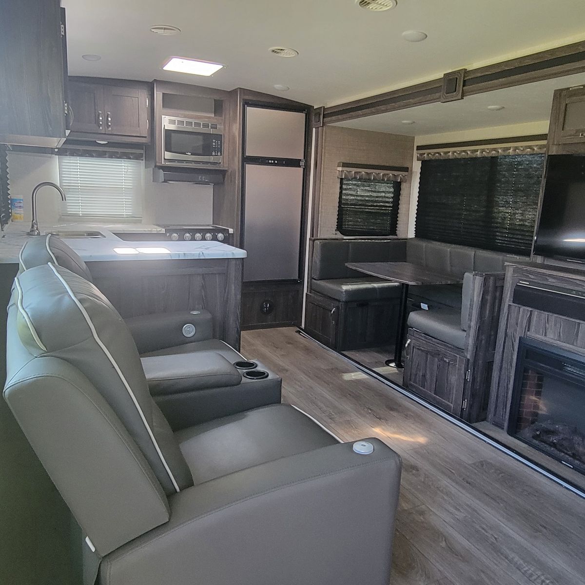 2021 32 foot mesa ridge trailer