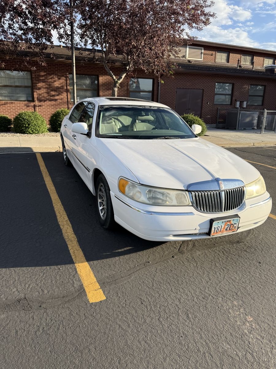 2001 Lincoln Town Car Signature
