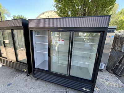 True Manufacturing Commercial Sliding Glass Door Refrigerator Cooler Merchandiser