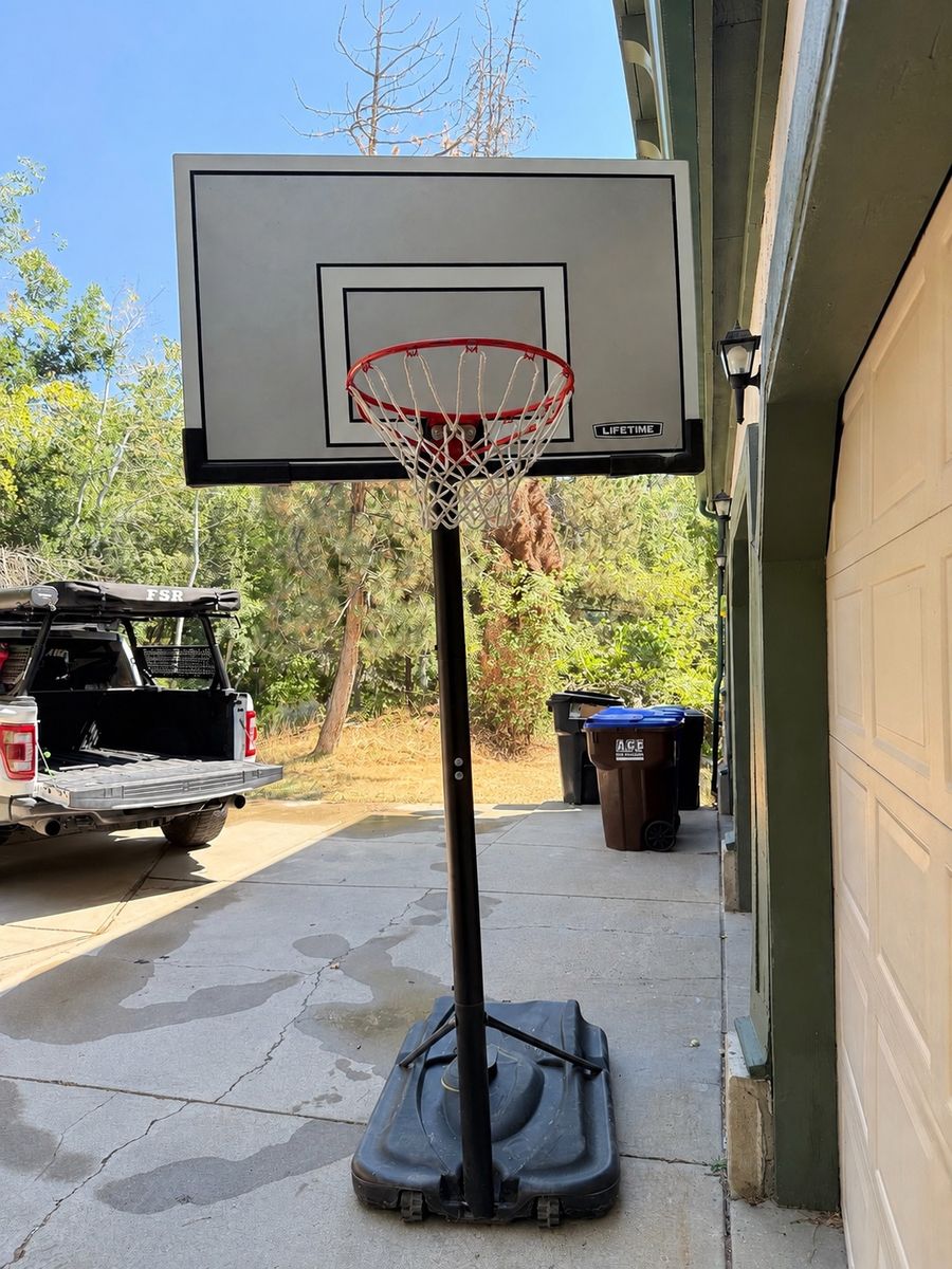 Basketball Hoop- Lifetime brand