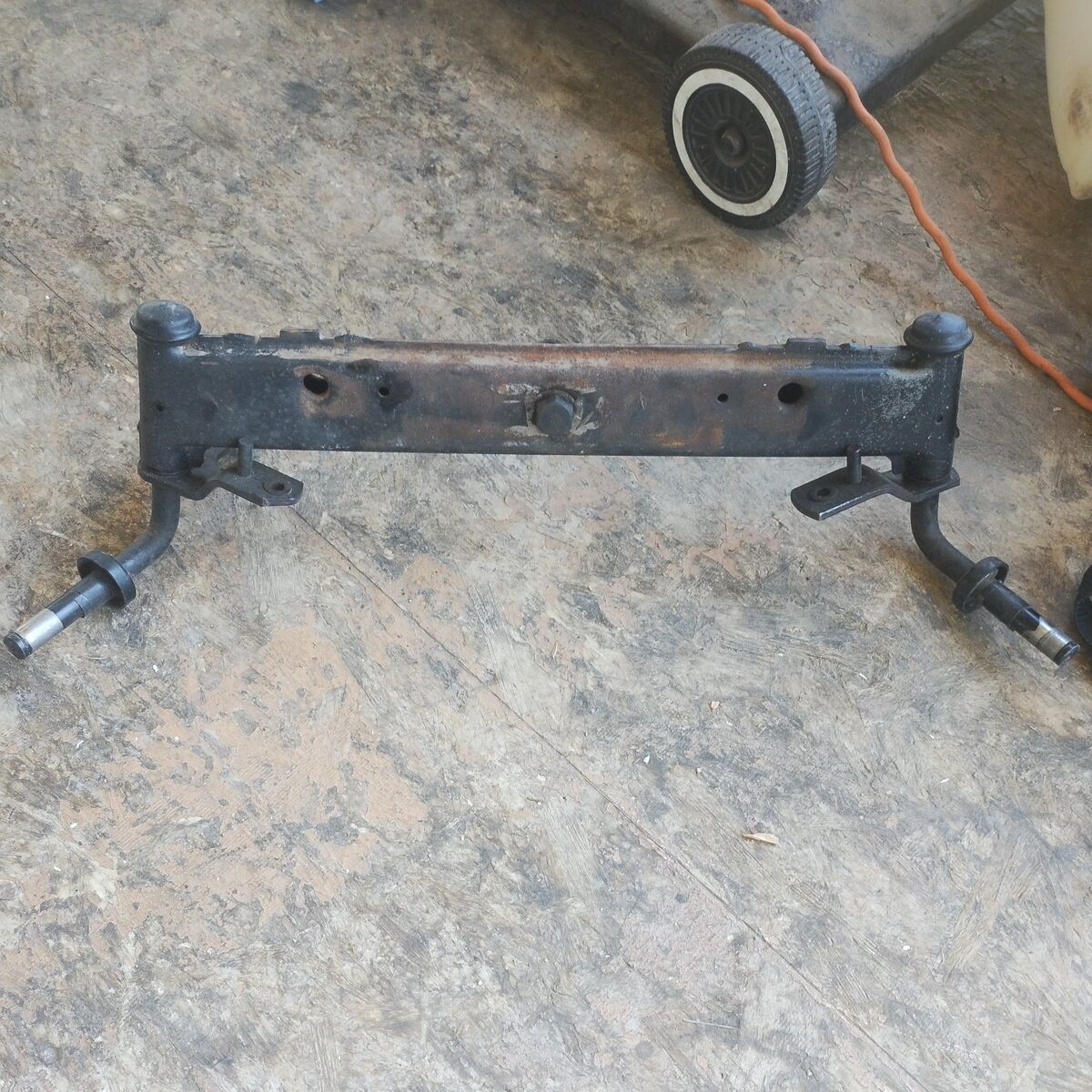 Craftsman LT 2000 FRONT AXLE AND MOUNTING BOLT.