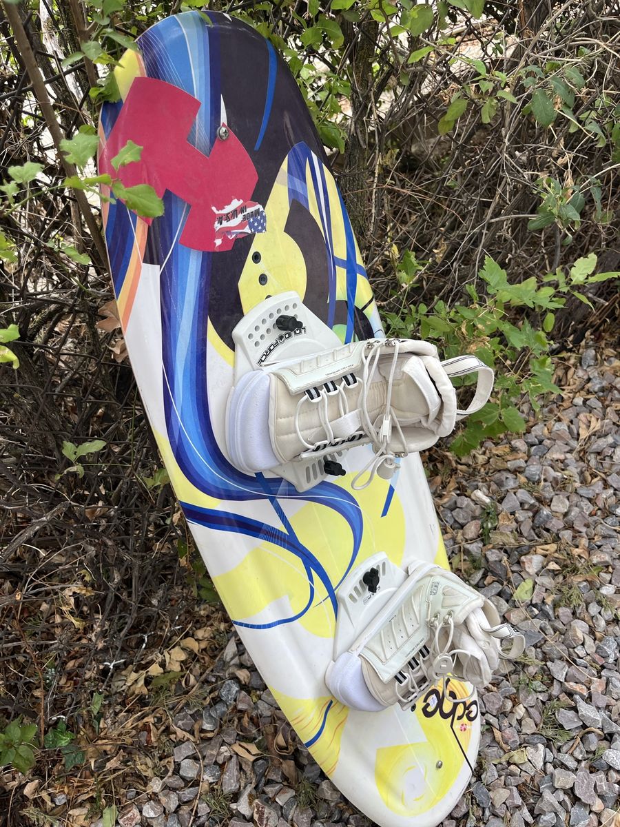 Kid Hydroslide Edge Jr. 122 cm wakeboard.A 122 cm wakeboard is a youth/junior