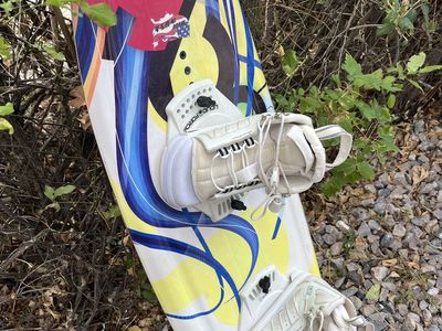 Kid Hydroslide Edge Jr. 122 cm wakeboard.A 122 cm wakeboard is a youth/junior
