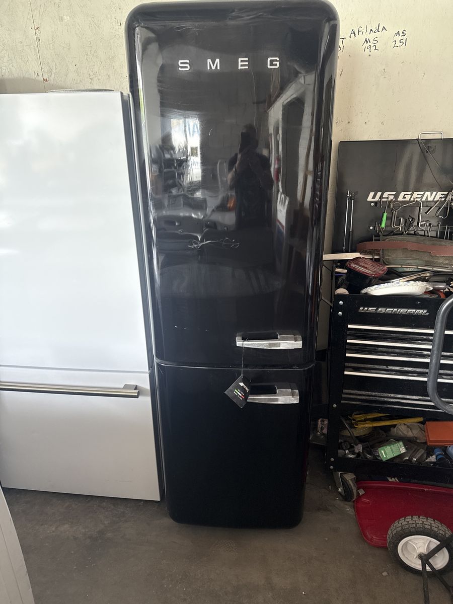 SMEG FAB32ULBL3 Retro Black Bottom Freezer Refrigerator - 50s Style, Free-Standing