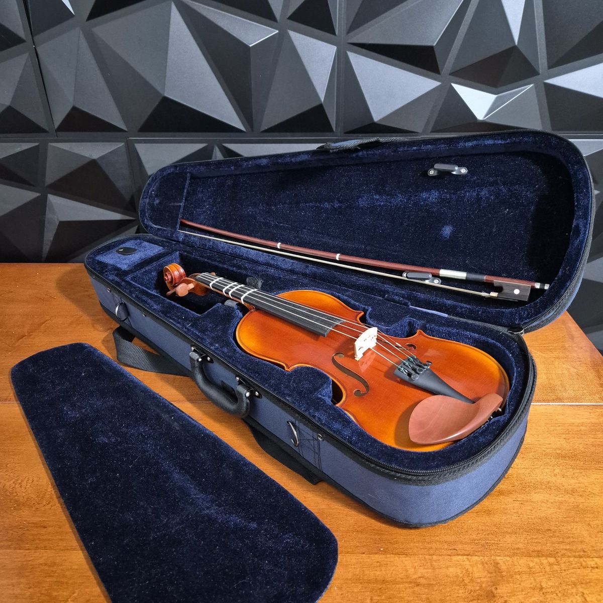 Violin Kreutzer 1/2 Size Student Model A300 Made in 2011 Specially for Day Violins. with Bow & Carrying Case. Excellent Conditio