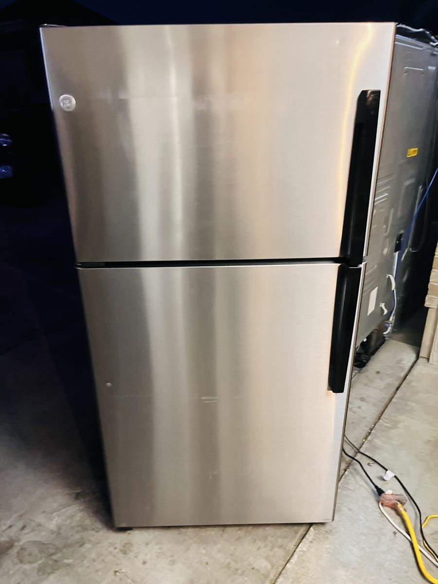 $550 OBO NEW DENT FRIDGE GE STAINLESS 33” inch wid